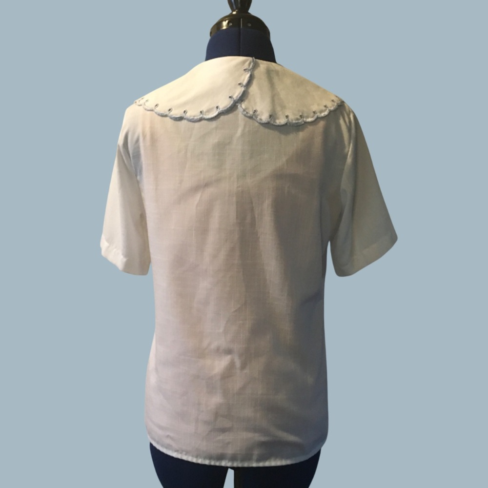 Vintage Cottagecore White Short-Sleeve Blouse with Scalloped Peter Pan Collar - Picture 6 of 11